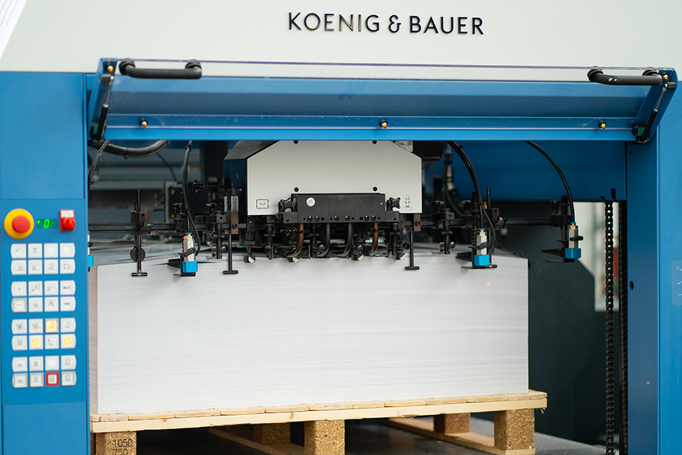 Bild einer Offsetdruck Maschine, die Druckprodukte verarbeitet