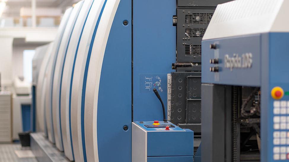 Abbildung einer Druckmaschine in der Druckproduktion. Darauf werden unsere Print Produkte hergestellt.